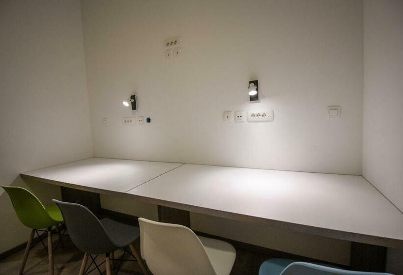 تختخواب در اتاق مشترک, Dandelion Boutique Hostel