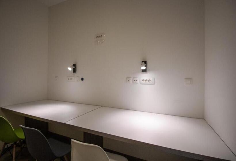 تختخواب در اتاق مشترک, Dandelion Boutique Hostel
