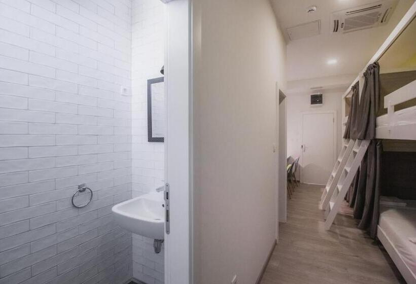 تختخواب در اتاق مشترک, Dandelion Boutique Hostel