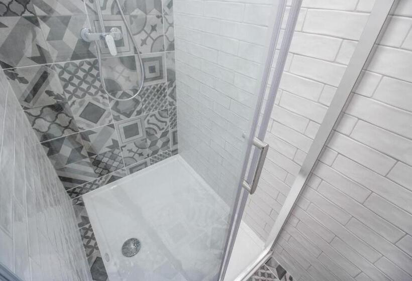 تختخواب در اتاق مشترک, Dandelion Boutique Hostel