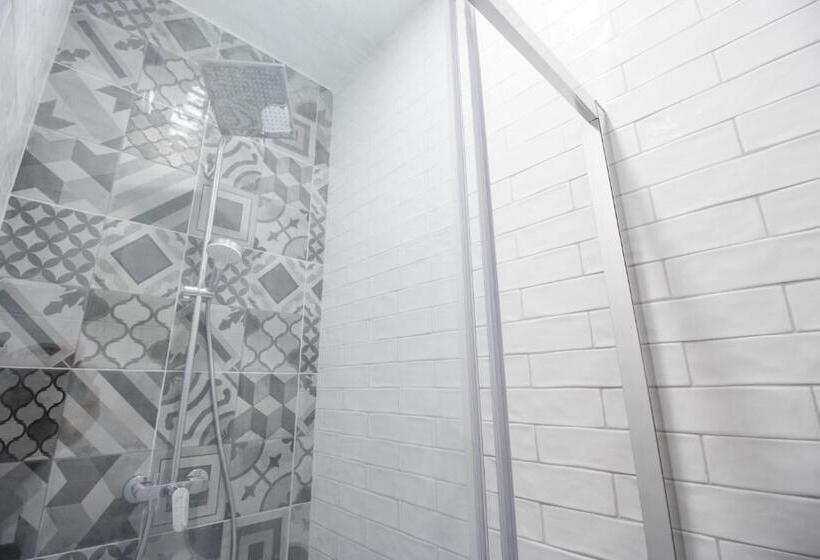 تختخواب در اتاق مشترک, Dandelion Boutique Hostel