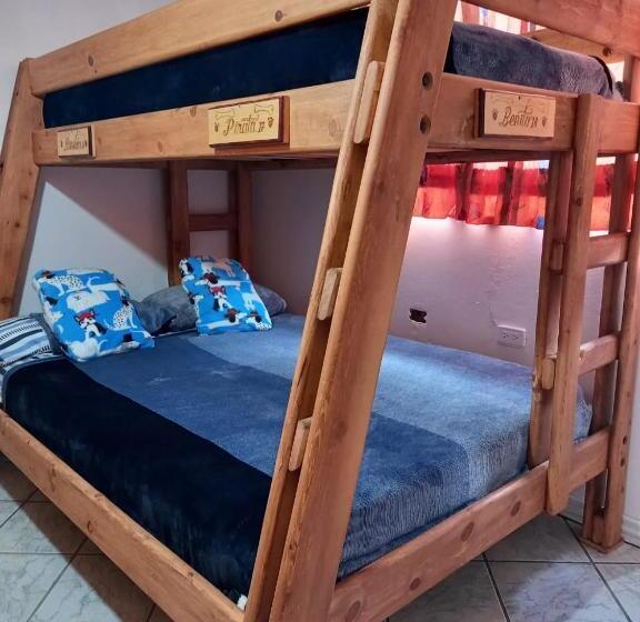 バスルーム共有のトリプルスタンダード, Hostal Pata De Perro