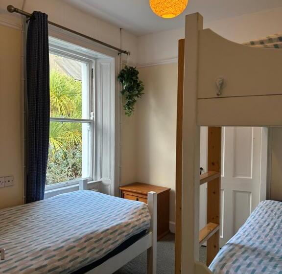 חדר סטנדרט לשלושה, The Grapevine Hostel
