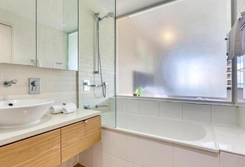 1 Bedroom Apartment Lake View, Darwin Waterfront Short Stay Apartments