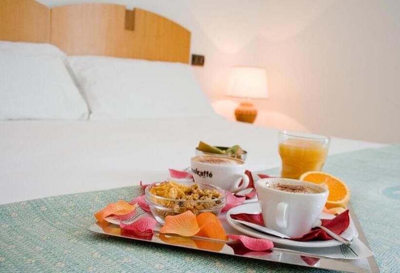 Номер Стандарт Трехместный, Grand Hotel Mediterraneo
