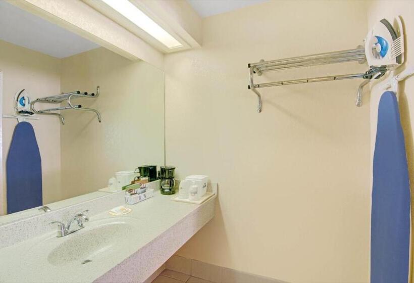 Студия Стандарт, Days Inn & Suites By Wyndham Braunig Lake
