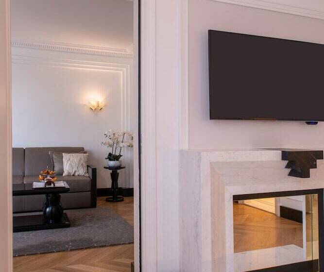 سوئیت کلاسیک, Hotel Du Collectionneur Arc De Triomphe