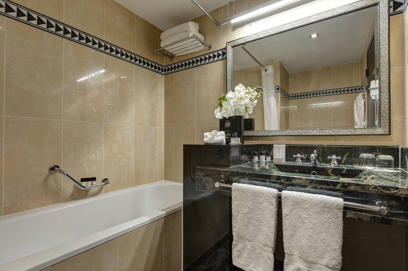 اتاق لوکس با تخت بزرگ, Hotel Du Collectionneur Arc De Triomphe