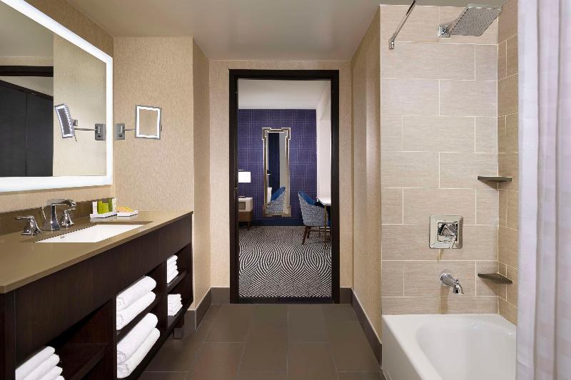 מיטת קינג בסוויטה, Hilton Austin