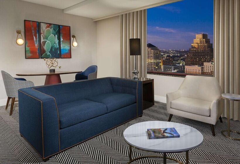 מיטת קינג בסוויטה, Hilton Austin