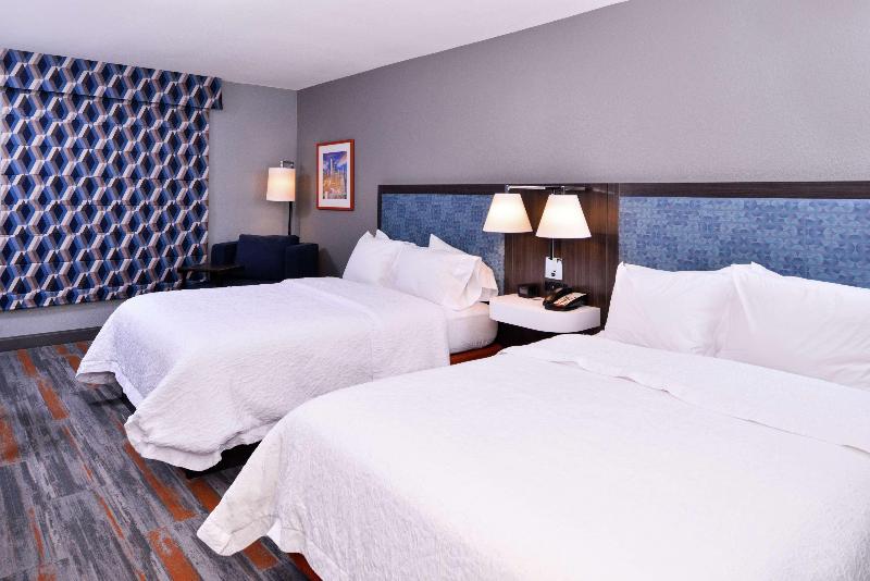 带大床的标准间, Hampton Inn & Suites Legacy Parkfrisco