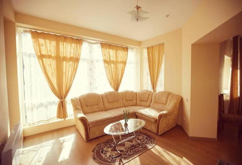 Family Suite, Shaian Edelweis