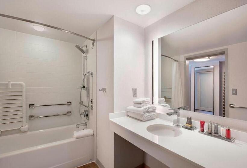اتاق استاندارد با تخت بزرگ برای معلولان, Louisville Marriott Downtown