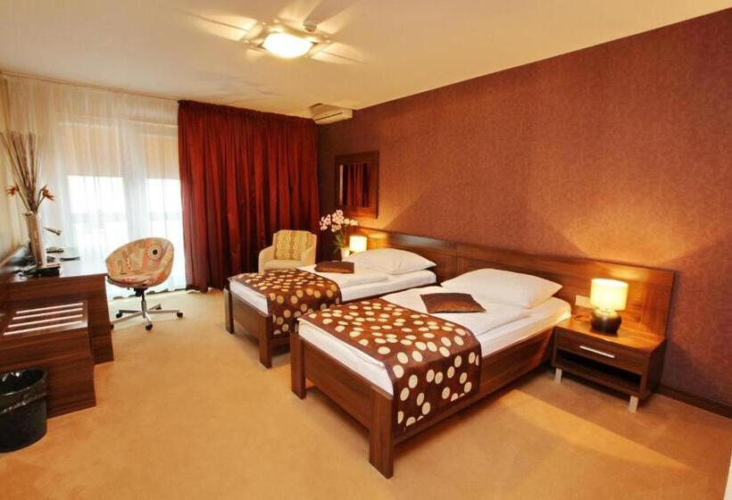 Люкс Семейный 2 Спальни, City Hotel Nitra