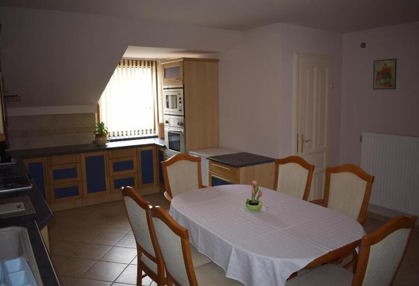 استودیوی استاندارد, Taverna Panzió