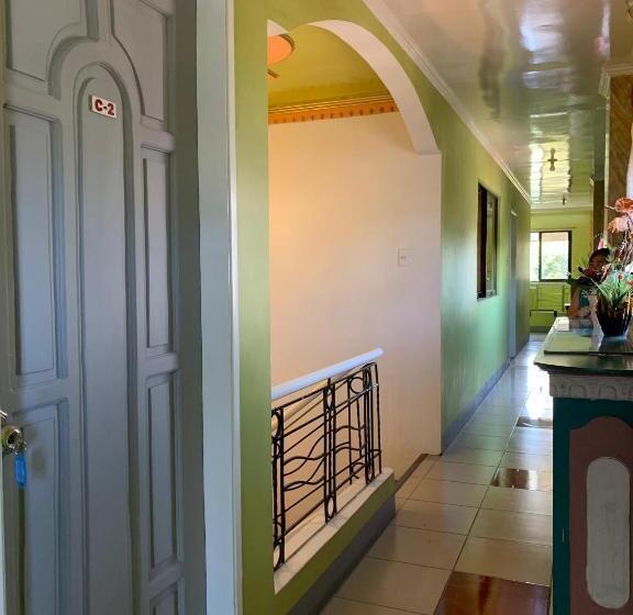 패밀리 룸, Center Parkway Pension House