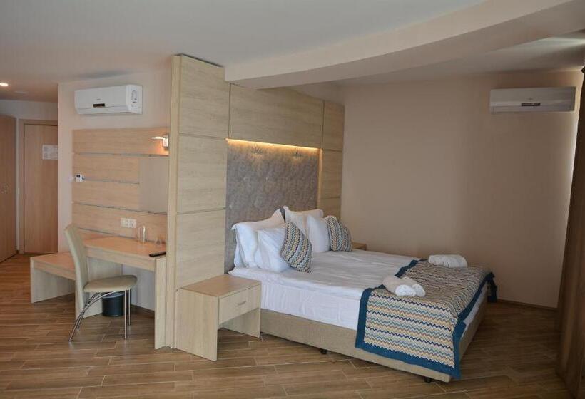 Люкс с Балконом, Royal Grand Hotel And Spa   All Inclusive And Free Beach Accsess
