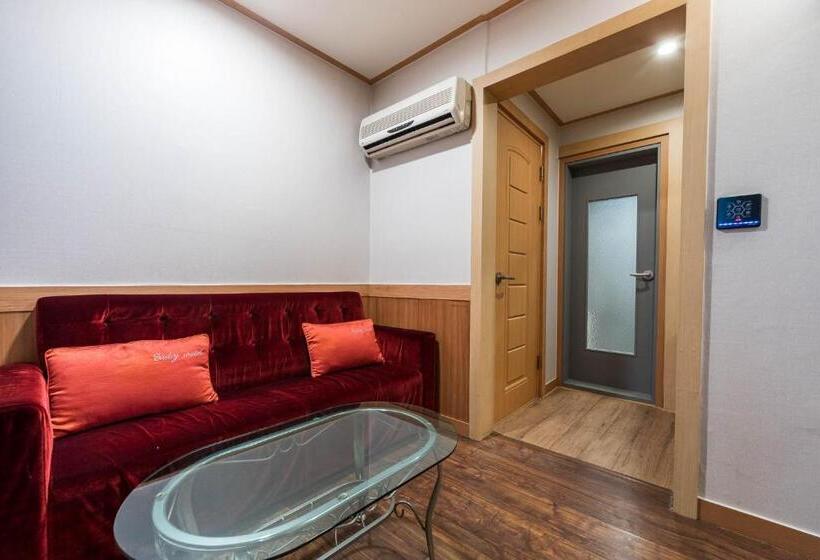 Номер Deluxe, Sasang J