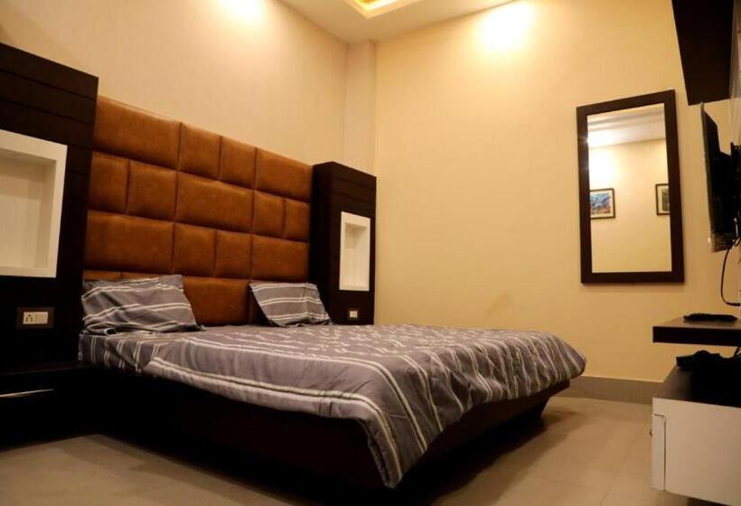 Номер Deluxe, Del