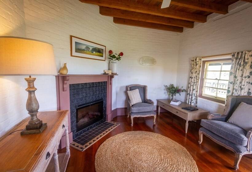 프리미엄 스위트, The Barracks, Tocal