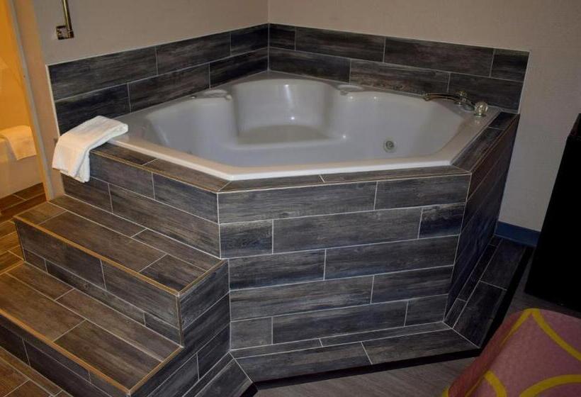 Люкс Deluxe Кровать Кинг, Super 8 By Wyndham Fort Chiswell Wytheville Area