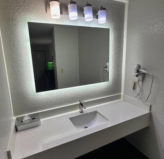 Люкс Deluxe Кровать Кинг, Super 8 By Wyndham Prattville Montgomery