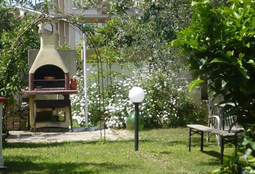 Апартаменты 2 спальни Вид на Сад, Villa Carol Appartamento E B&b