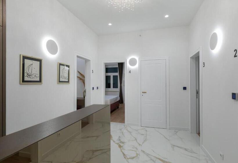 Superior Room with Terrace, Green Park Luxury Rooms