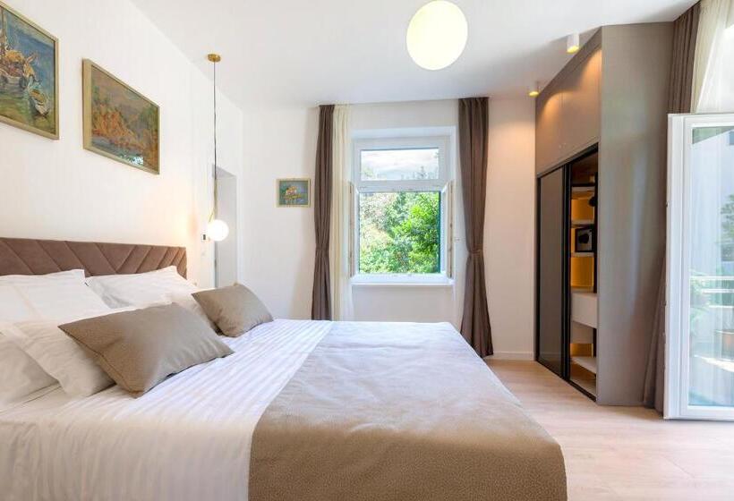 Superior Room with Terrace, Green Park Luxury Rooms