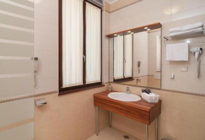 غرفة ديلوكس مزودة بشرفة, Luxury Rooms Near The Beach1