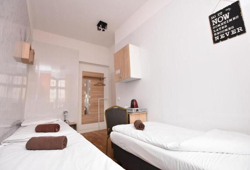 غرفة قياسية ثلاثية حمام مشترك, City Central Hostel   Pokoje Prywatne