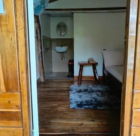Бунгало Стандарт, Mil's Hillside Tourist Inn