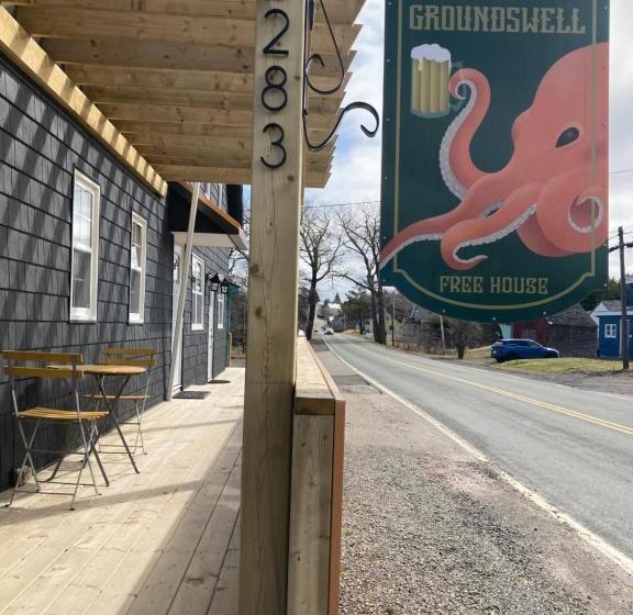 スタンダードルーム, Groundswell Pub & Inn
