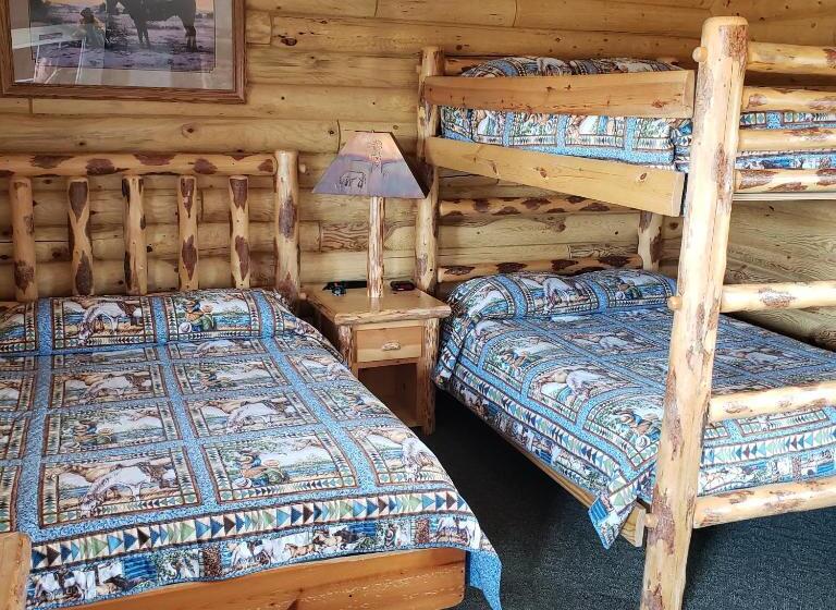 Номер Стандарт Трехместный, Wolf Den Log Cabin Motel And Rv Park