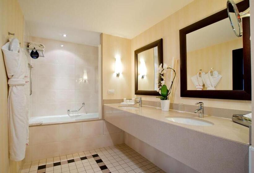 Premium room with terrace, Radisson Blu Hotel, Paris Boulogne