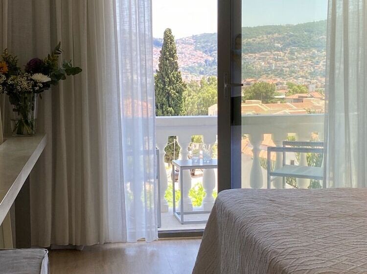 اتاق لوکس با چشم‌انداز استخر, Ino Hotel & Suites