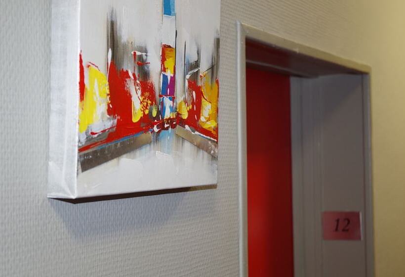 Четырехместный Номер Стандарт, The Originals City, Hôtel Le Savoy, Caen