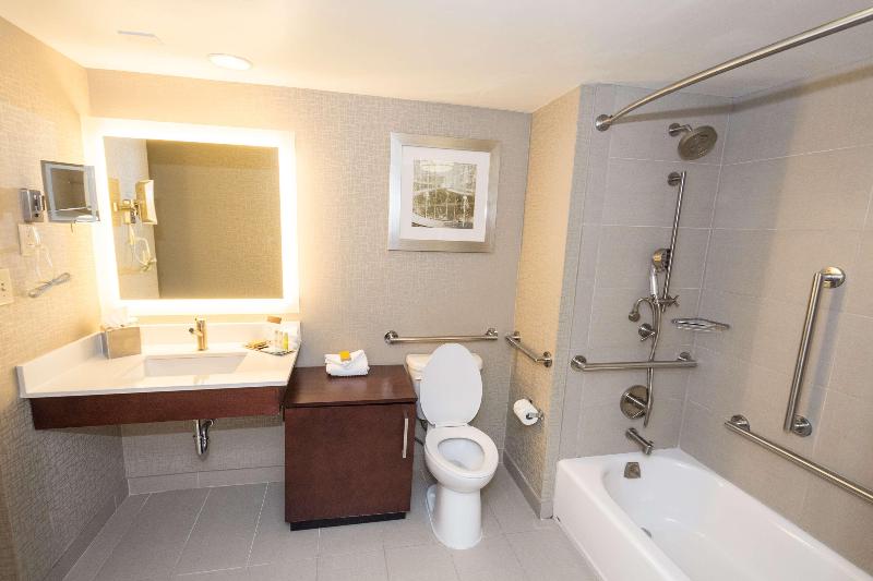מיטת קינג בסוויטה, Doubletree Suites By Hilton At The Battery Atlanta