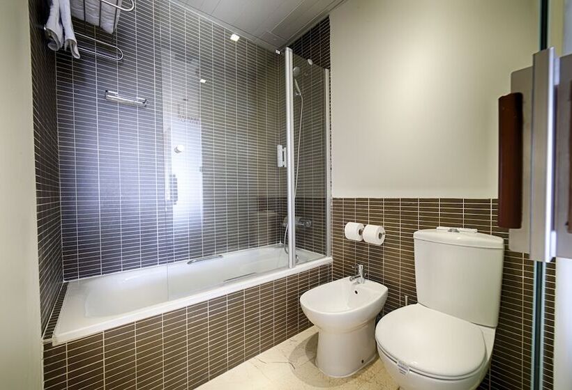 Standard Triple Room, Ohtels Les Oliveres