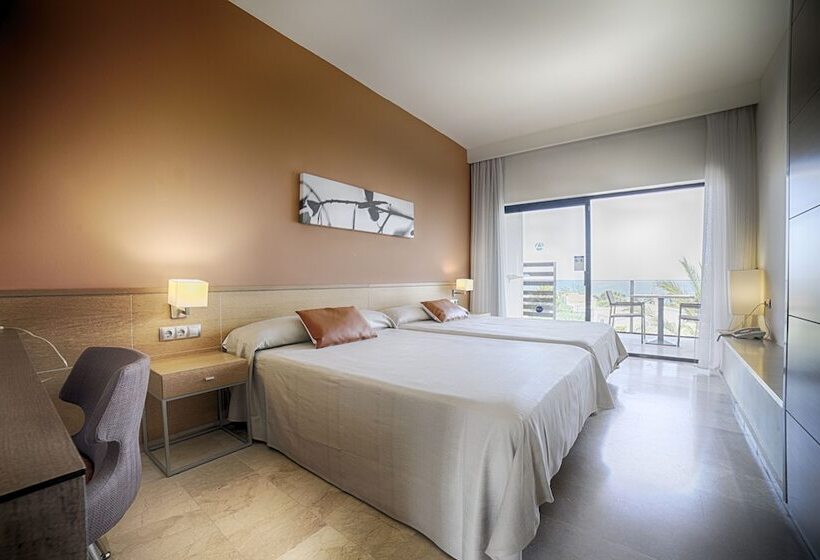 Standard Triple Room, Ohtels Les Oliveres