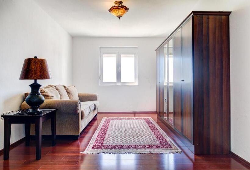 اتاق خانوادگی, Vera Apartments