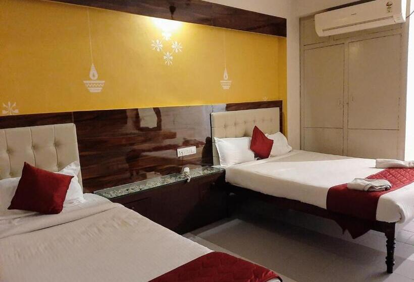 디럭스 스위트, Ravi Krishna Inn