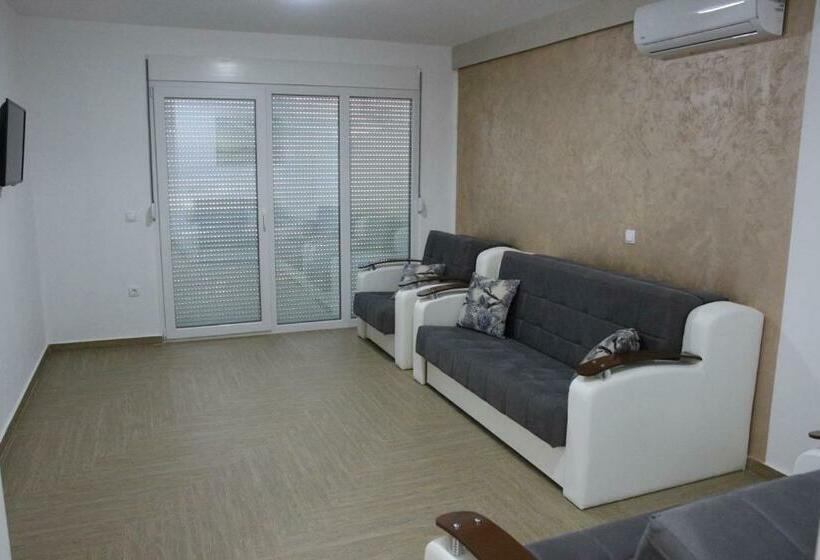 سوییت با چشم‌انداز باغ, Zigovic Apartmani