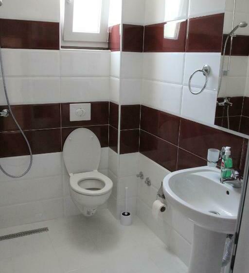 سوییت با چشم‌انداز باغ, Zigovic Apartmani