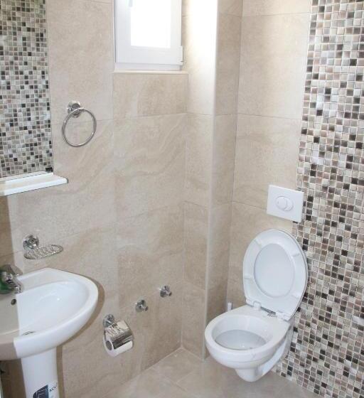 اتاق خانوادگی با چشم‌انداز دریا, Zigovic Apartmani