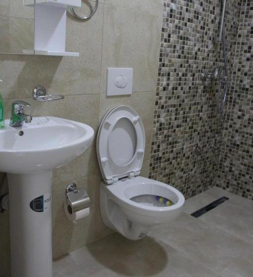اتاق استاندارد با چشم‌انداز استخر, Zigovic Apartmani
