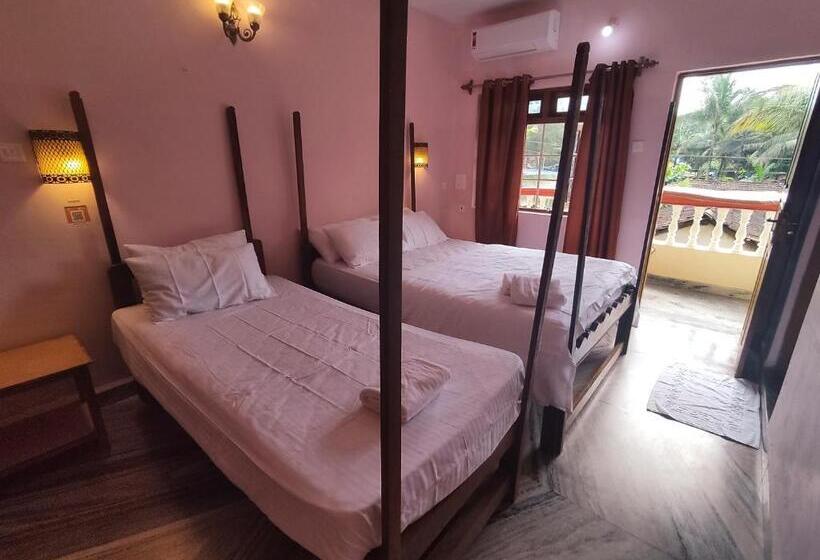 Трехместный Номер Стандарт с Балконом, Maria Paulo Guest House Bar And Restaurant