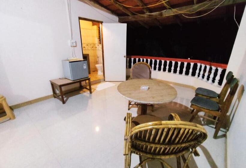 Стандартный внешний трехместный номер с ванной комнатой, Maria Paulo Guest House Bar And Restaurant