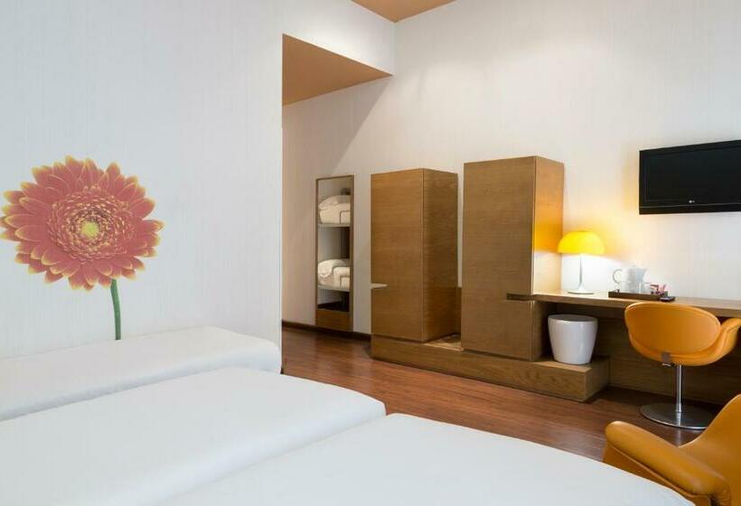 اتاق پنج‌تخته استاندارد, Petit Palace Plaza Malaga