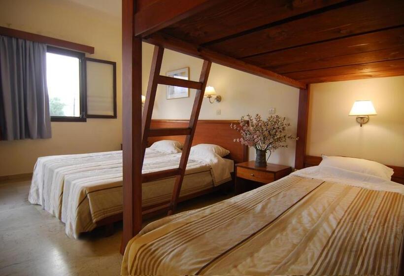 Economy Quadruple Room, Lato